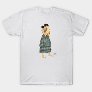 Baby playing with mother's necklace : T-Shirt